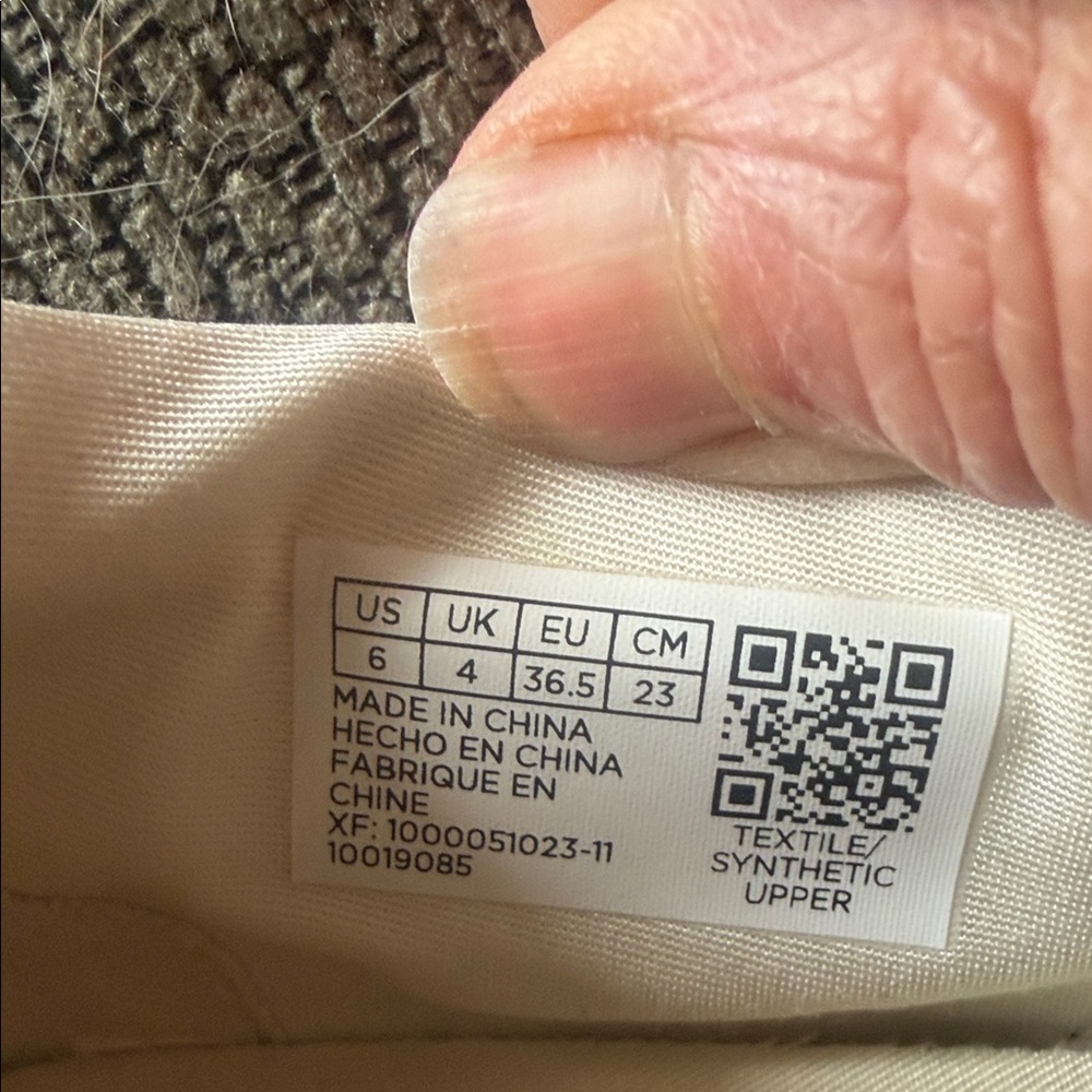 Like New! TOMS Black and Tan Women's Slip-On Sneakers - Picture 4 of 7